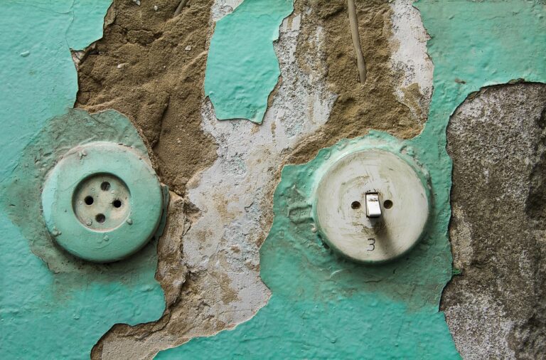 Vieille-prise-electrique-non-conforme-dans-une-maison-ancienne-a-renover