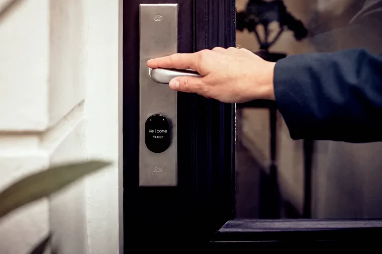 Serrure connectée sécurisée sur une porte d'entrée, retour de vacances en toute tranquillité