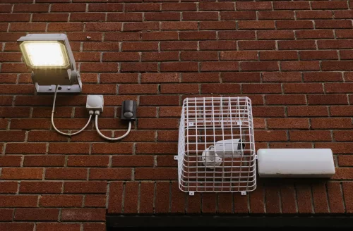 projecteur LED extérieur avec détecteur de mouvement sur façade, éclairage sécurisé