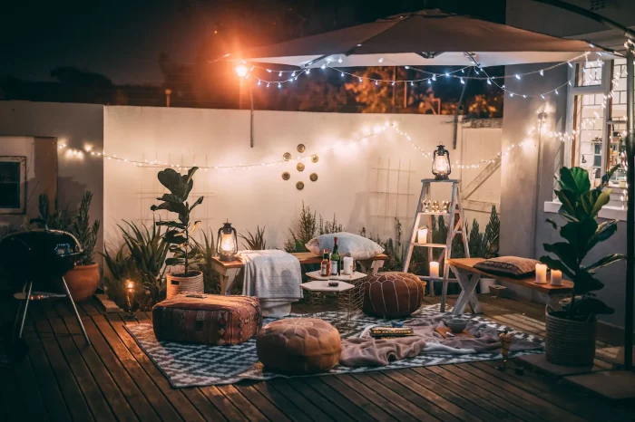 terrasse extérieure aménagée avec guirlande lumineuse en soirée
